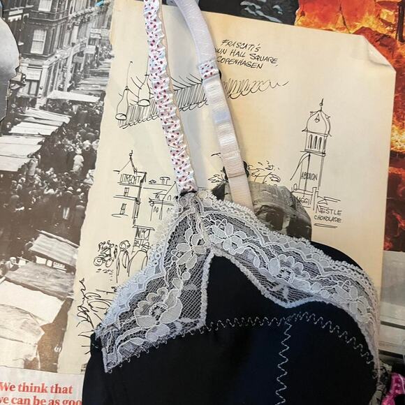 Lace and bow adorable mini slip dress - Picture 3 of 7